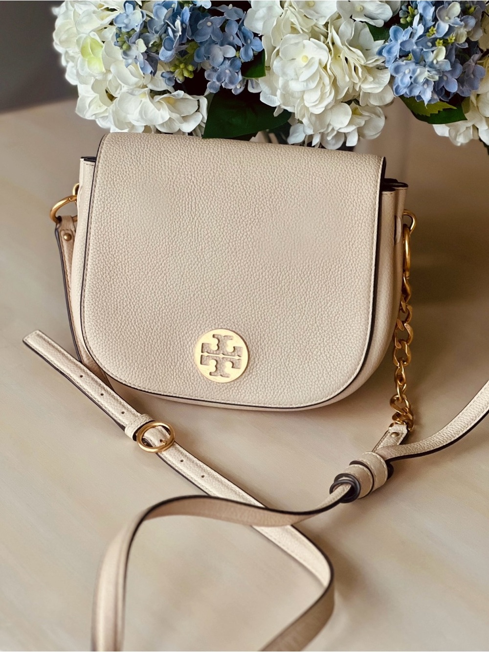 Tory Burch Everly Saddle Crossbody Bag Ivory Pebbled Leather Gold Hardware